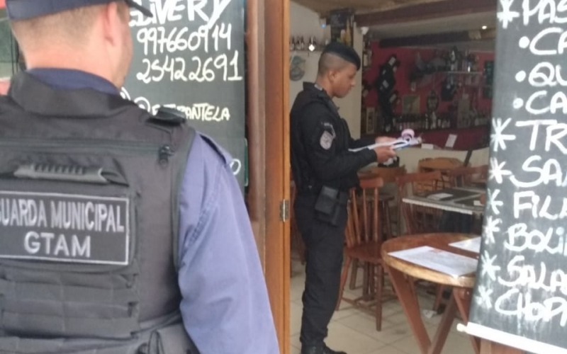 Guarda Civil Municipal fecha estabelecimentos e aborda suspeitos em Nova Friburgo