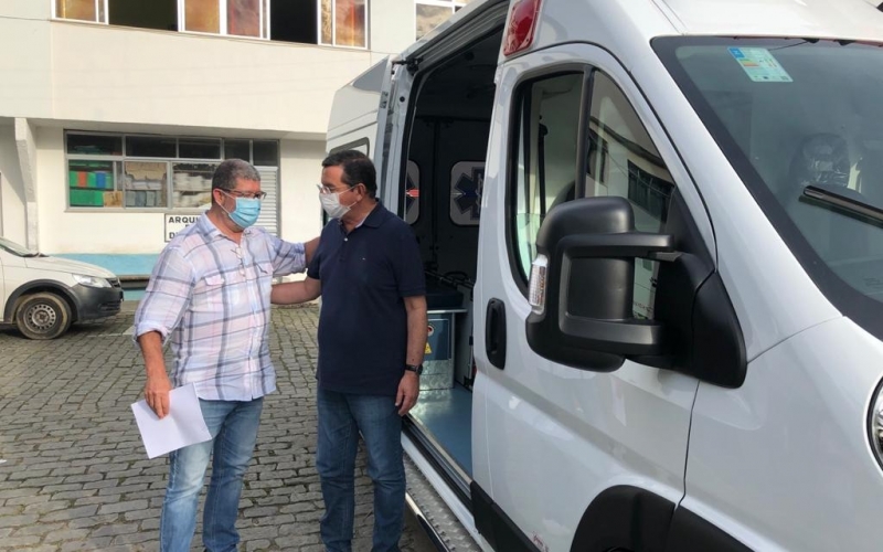 Renato Bravo entrega três ambulâncias
